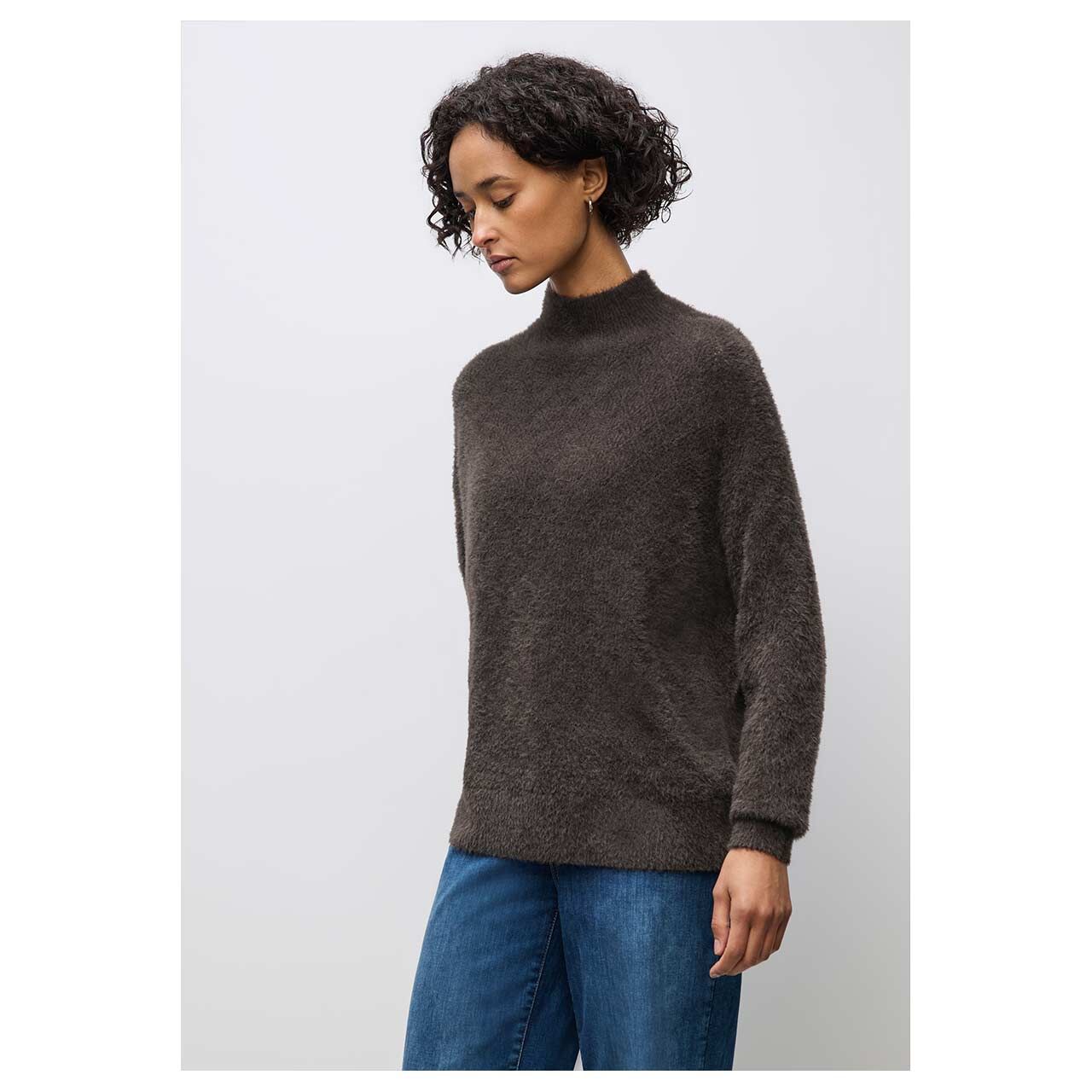 Damen Pullover Fluffy Pointelle Sweater von Street One in Dunkelbraun, Vorderansicht am Model