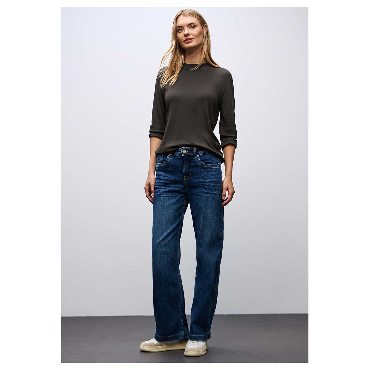 Damen 3/4 Arm Shirt Basic Turtle Neck von Street One in Dunkelbraun, Ganzkörperansicht am Model
