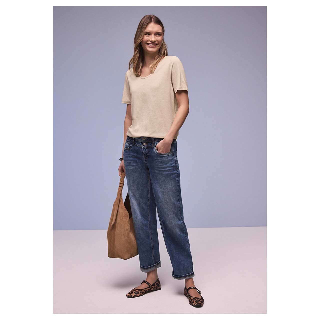 Damen T-Shirt Gerda von Street One in Beige, Ganzkörperansicht am Model