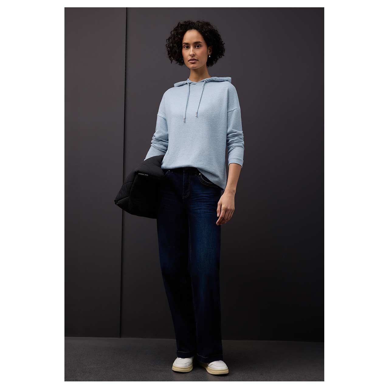 Damen Hoodie Sweatshirt Soft Texture von Street One in Hellblau meliert, Ganzkörperansicht vorne am Model