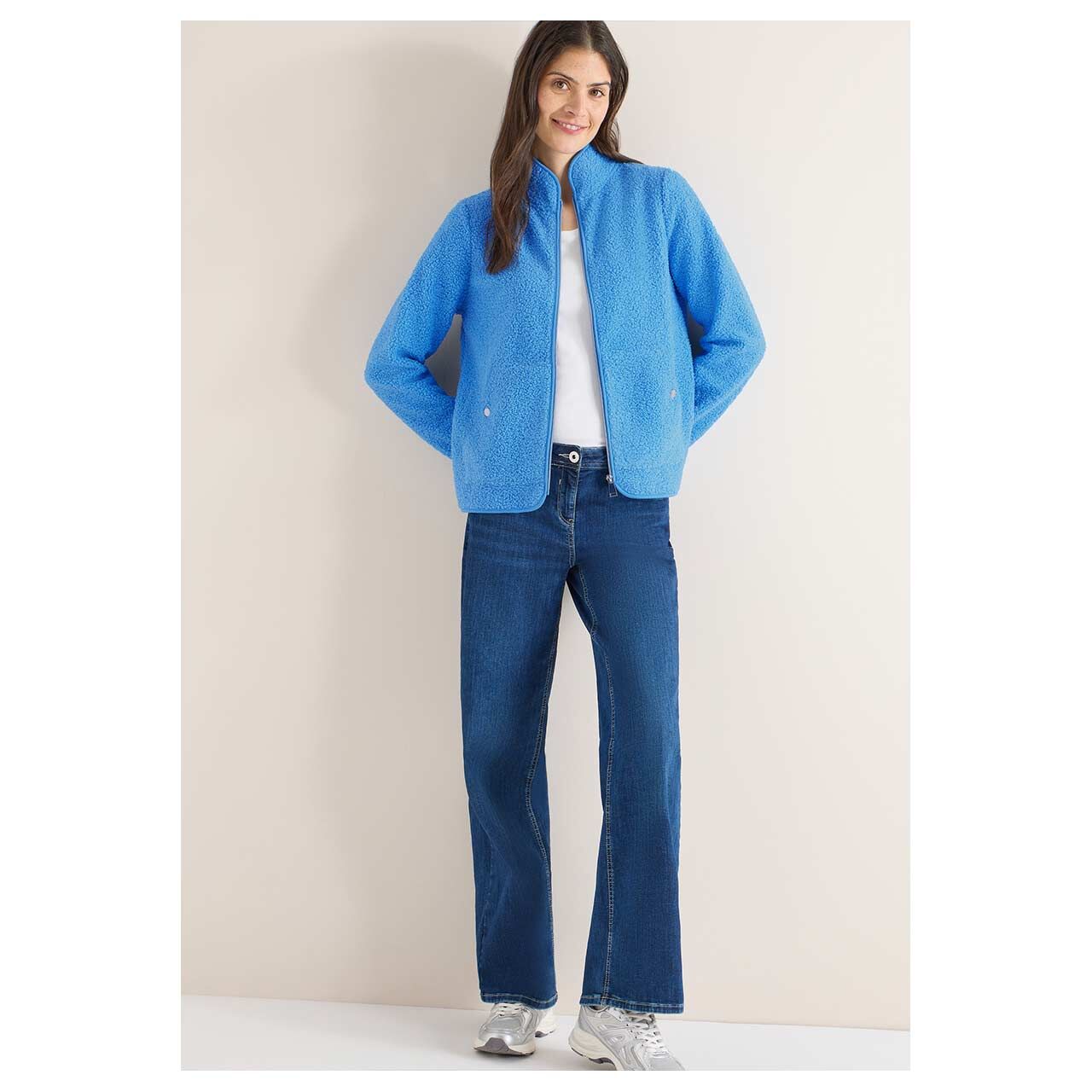 Damen Teddyjacke von Cecil in Blau, Ganzkörperansicht am Model