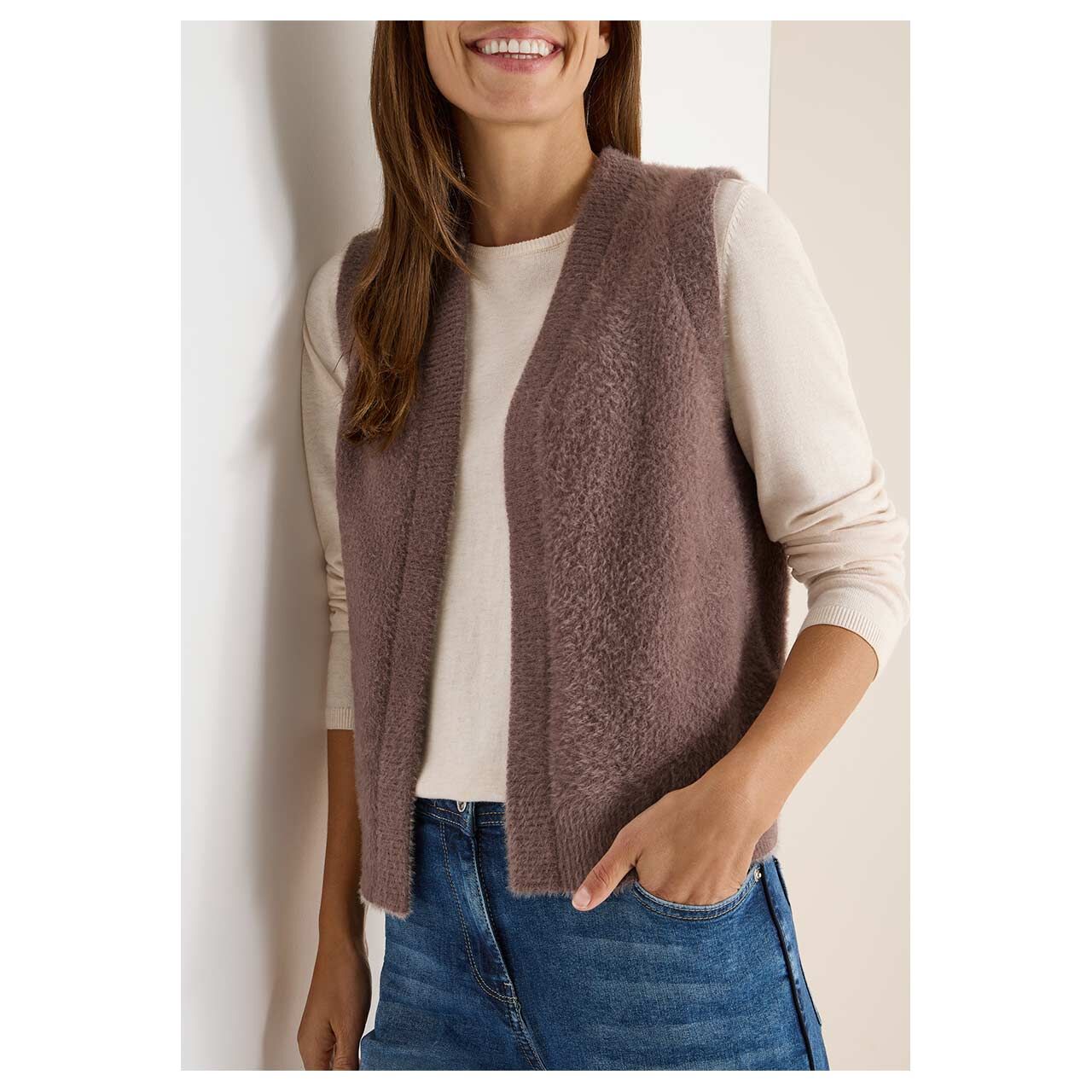 Damen Weste Feather Yarn Vest von Cecil in Braun meliert, detaillierte Vorderansicht am Model