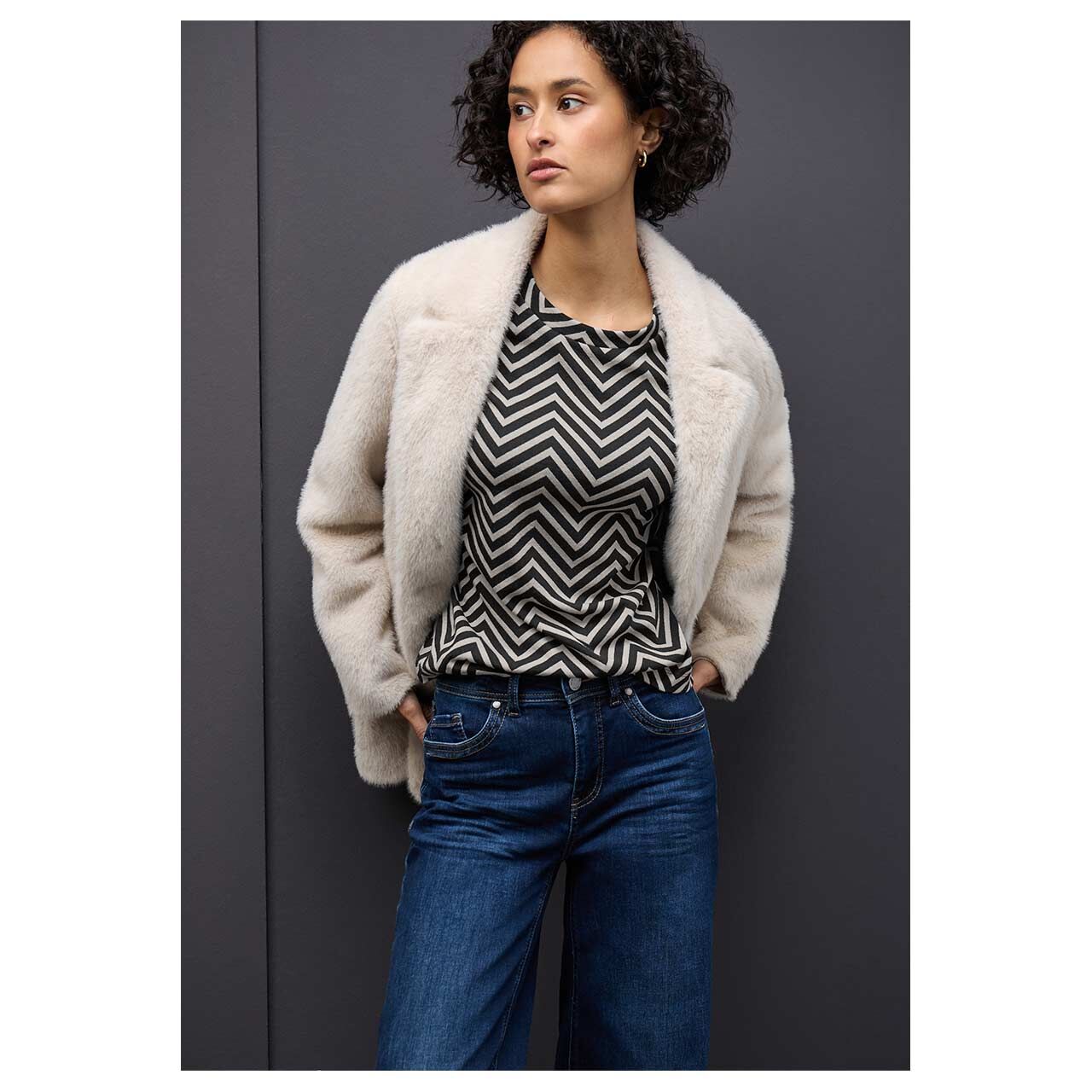 Damen 3/4 Arm Sweatshirt Jacquard Dessin von Street One in Schwarz mit Print, Detailansicht vorne am Model
