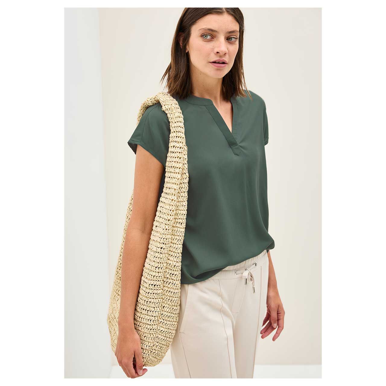 Damen Bluse Solid Splitneck von Cecil in Dunkelgrün, detaillierte Ansicht am Oberkörper