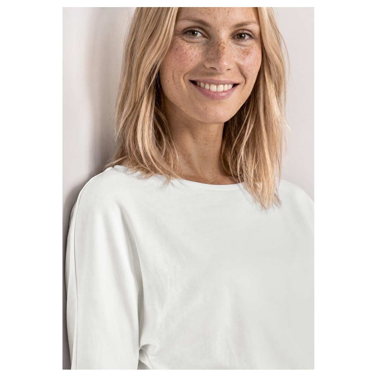 Damen T-Shirt Basic Bottom Cuff von Street One in Cremeweiß, detaillierte Vorderansicht am Model
