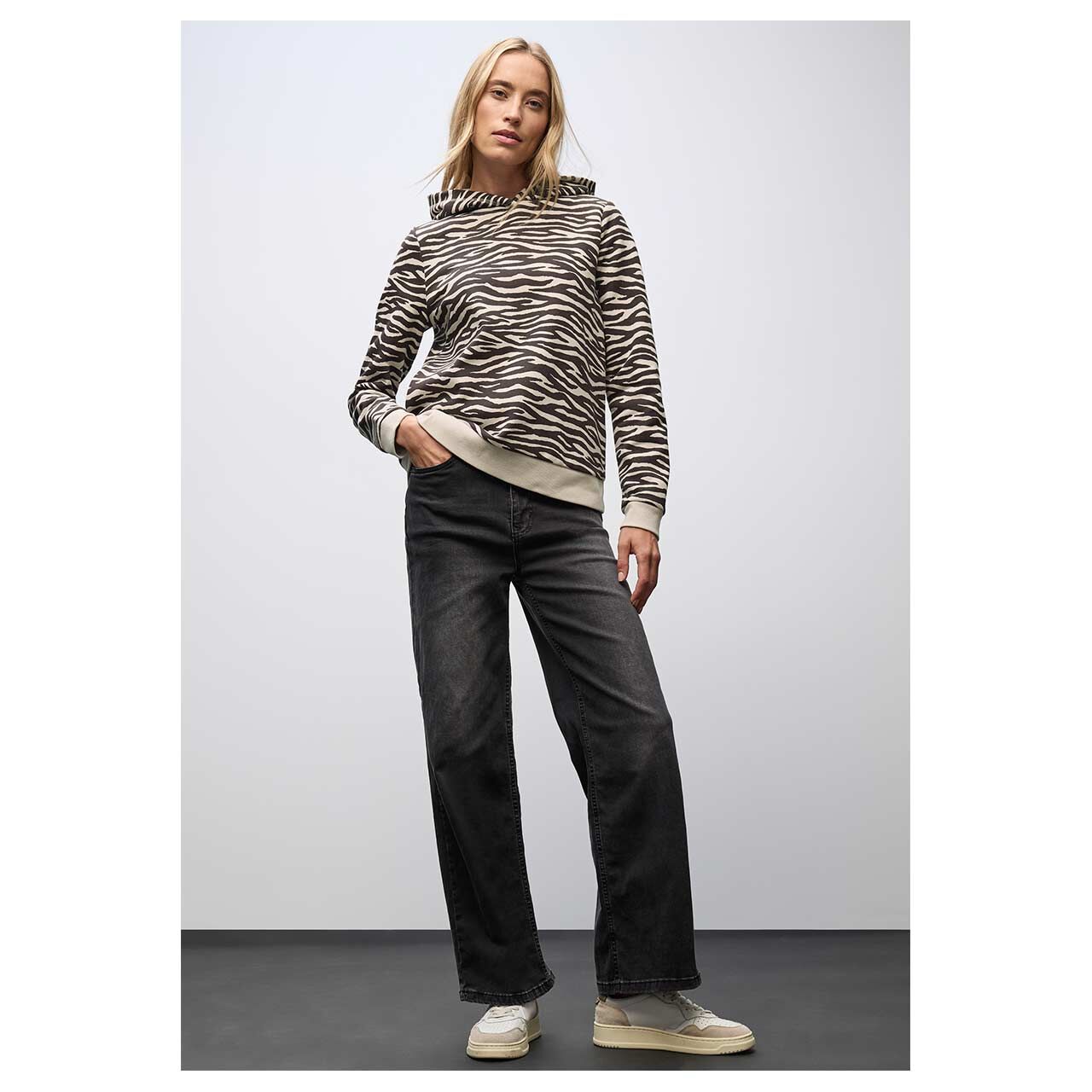 Damen Hoodie Sweatshirt von Street One in Dunkelbraun mit Print, Ganzkörperansicht Outfit am Model