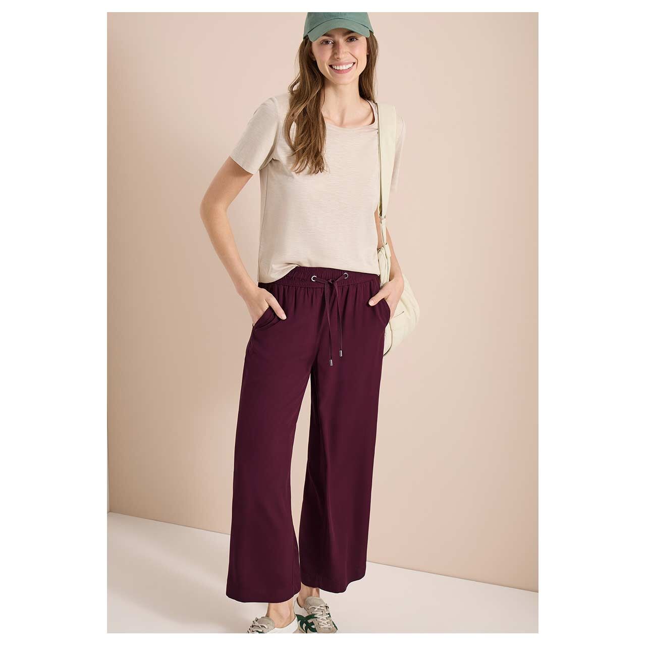 Damen 7/8 Hose Neele Viscose Solid von Cecil in Weinrot, Ganzkörperansicht am Model