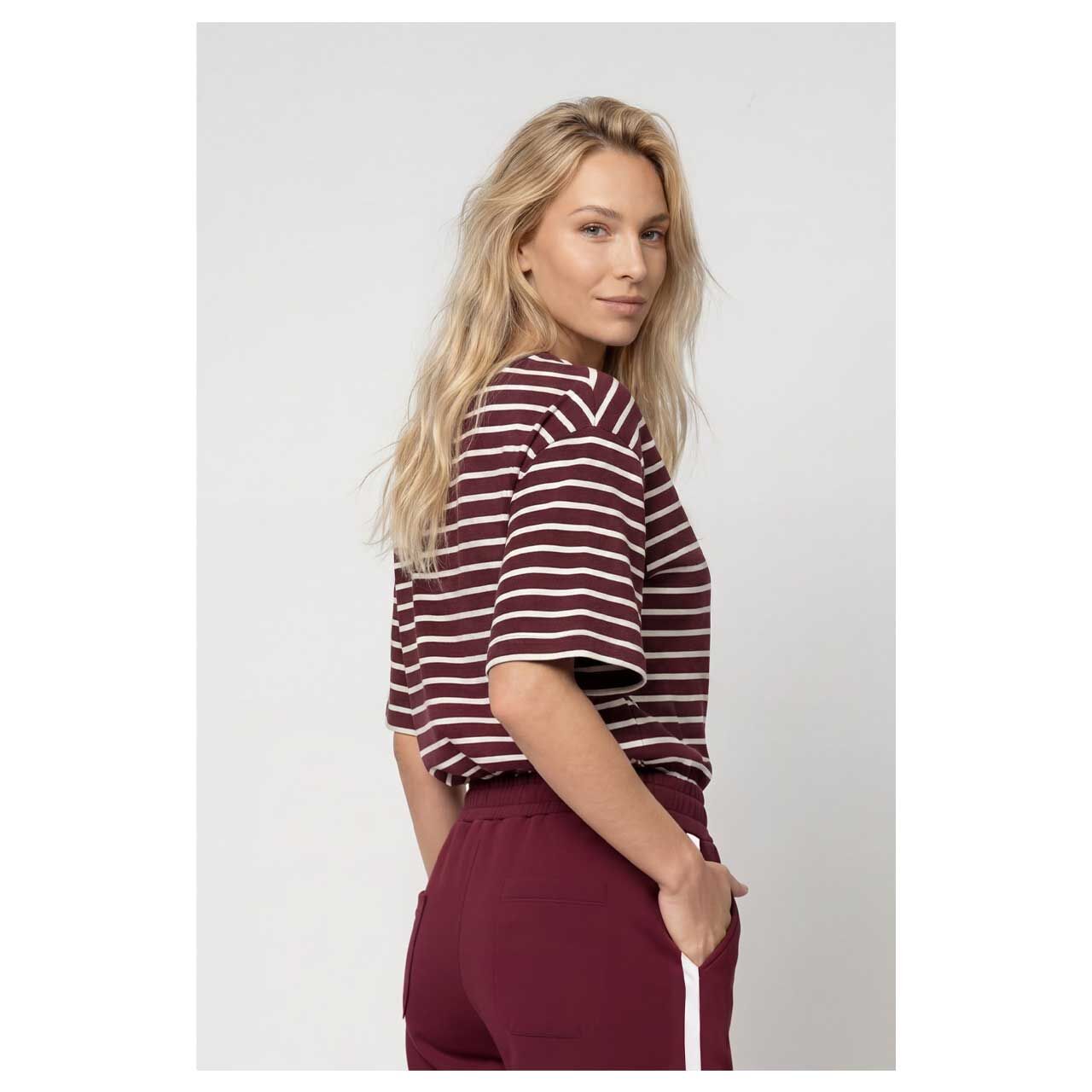 Damen T-Shirt von Monari in Lila gestreift, seitliche Vorderansicht