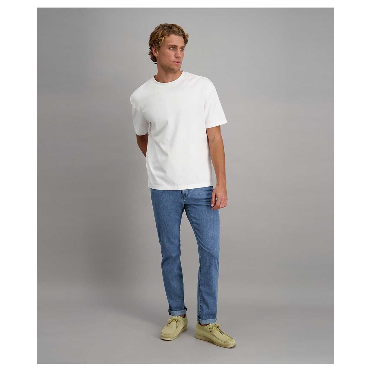 Stretch Herrenjeans Eric Megaflex von Pioneer in Blau angewaschen, Vorderansicht am Model