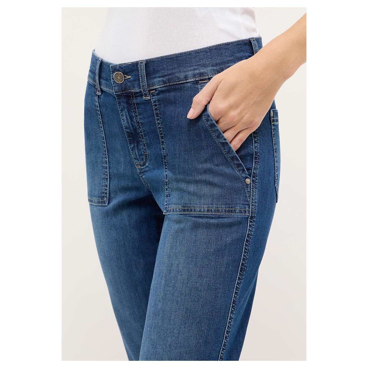 Damen Ankle Jeans Darleen Urban von Angels in Blau angewaschen, Detailansicht Tasche am Model