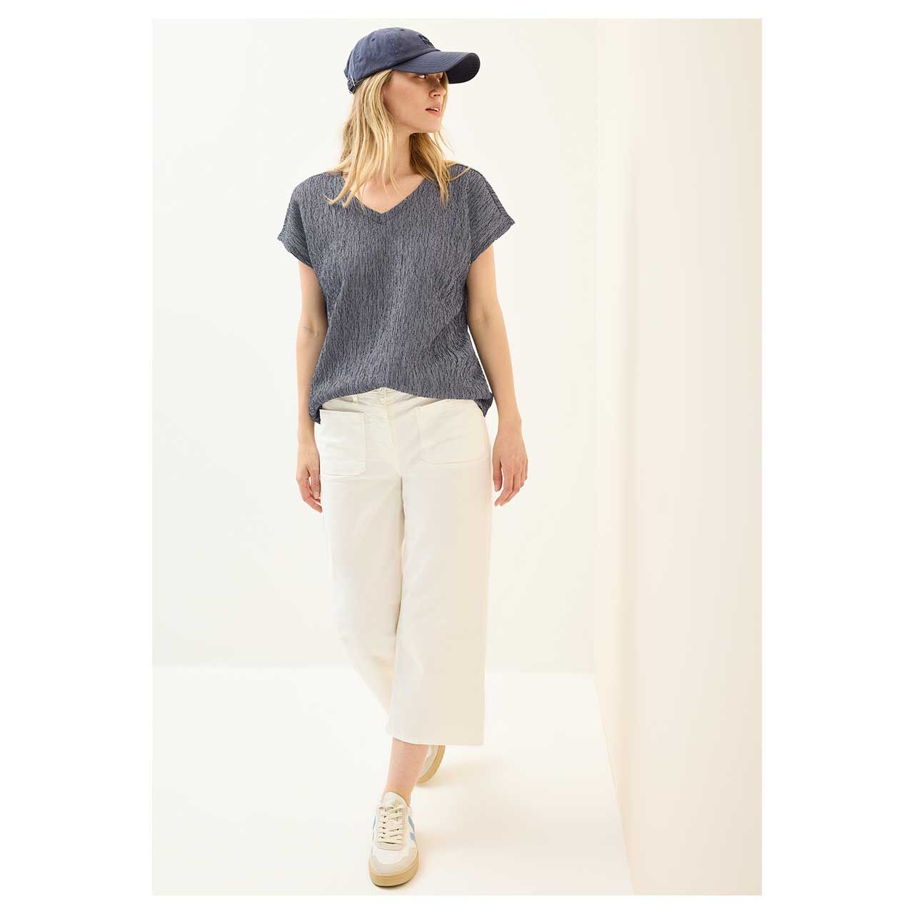 Ganzkörper Ansicht des getragenen Damen T-Shirts Crepe Structure V-Neck von Cecil in Dunkelblau mit Print