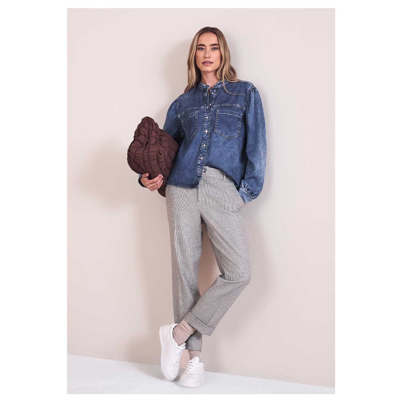 Damen Langarm Bluse Denim Look von Street One in Blau angewaschen, Ganzkörperansicht am Model gestylt