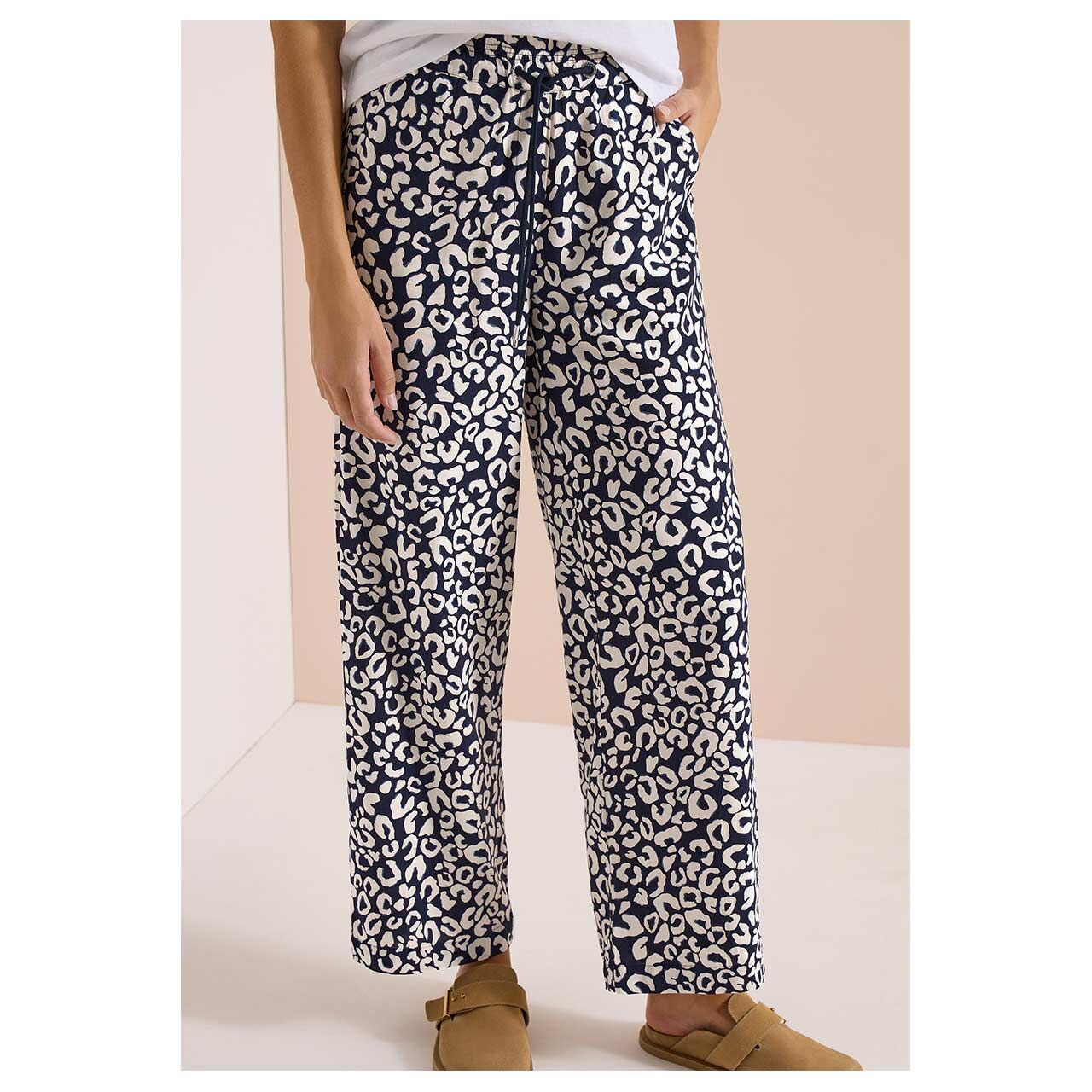 Damenhose Neele Wideleg von Cecil in Dunkelblau mit Print, Vorderansicht am Model
