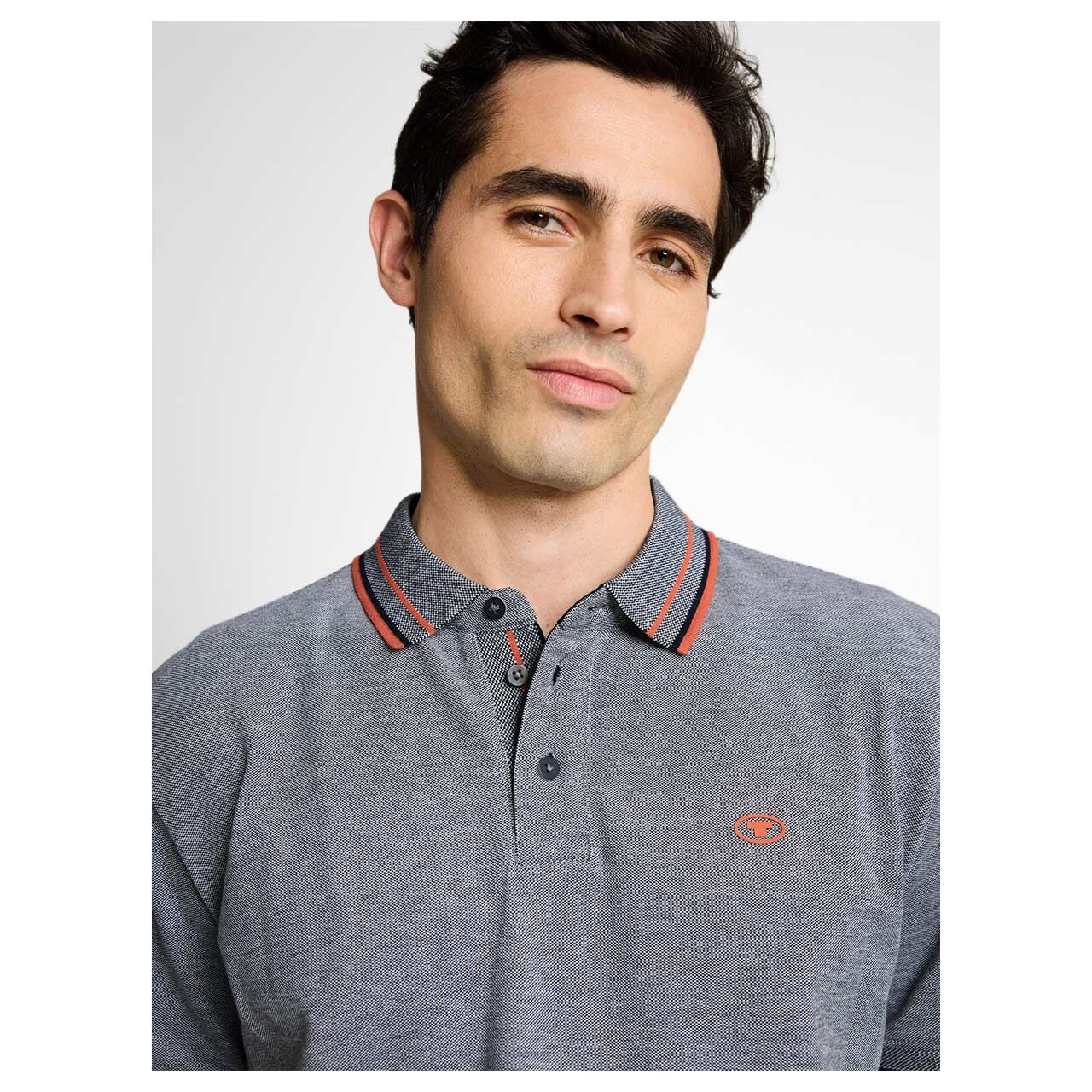 Herren Piqué Poloshirt von Tom Tailor in Dunkelblau meliert, detaillierte Vorderansicht am Model