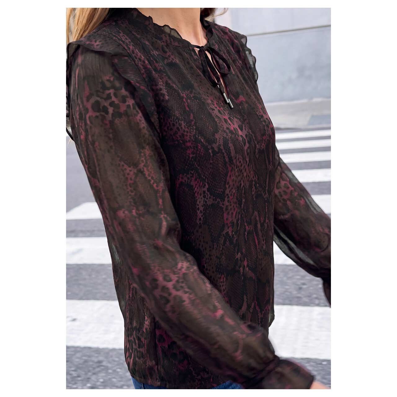 Damen Langarm Bluse Chiffon Tunic von Street One Studio in Weinrot mit Print, Detailansicht am Model vorne