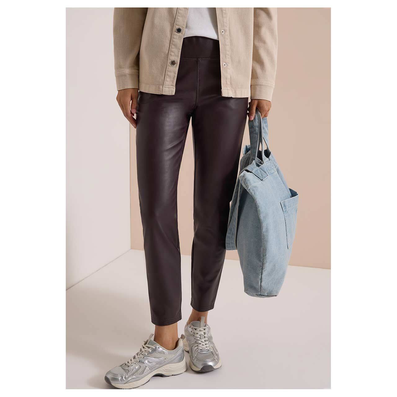 Damen 7/8 Leggings von Cecil in Lila beschichtet, gestylte Vorderansicht am Model