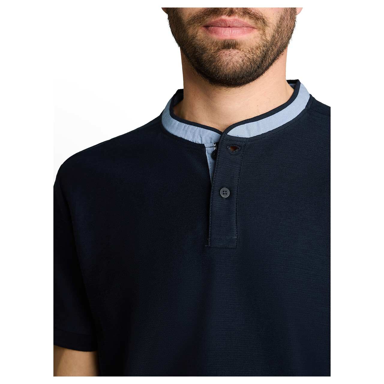 Herren T-Shirt Henley von Tom Tailor in Dunkelblau, detaillierte Vorderansicht am Model