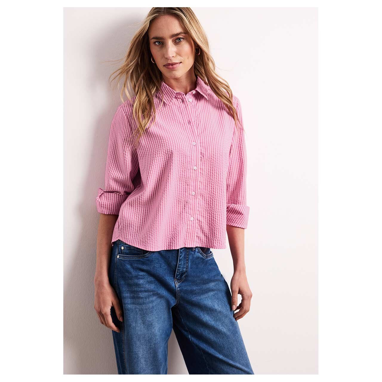 Damen Langarm Bluse Seersucker Striped Shirtcollar von Street One in Pink gestreift, Vorderansicht am Model