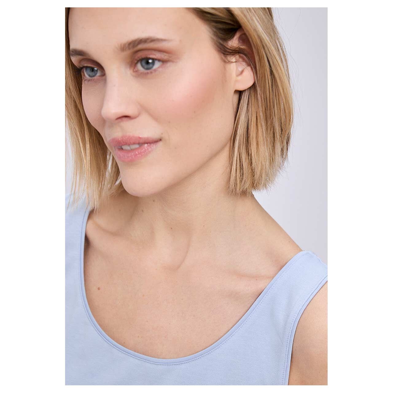 Damen Top Anni von Street One in Hellblau, detaillierte Vorderansicht am Model