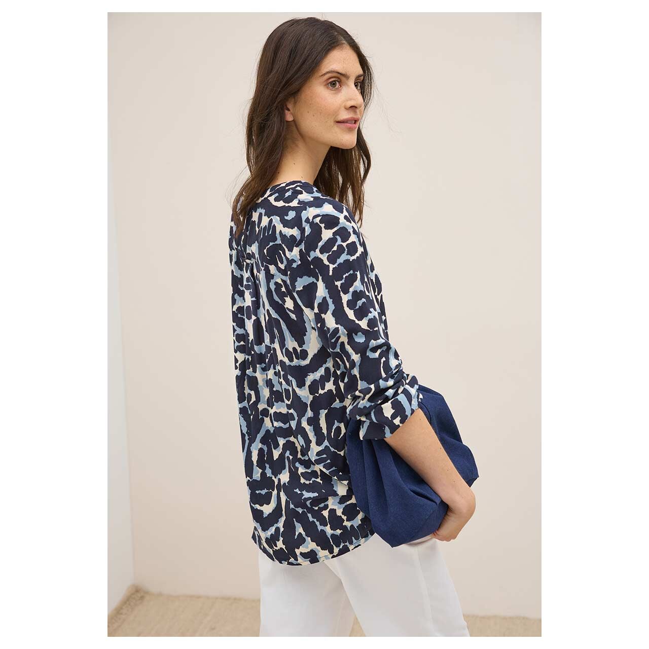 Damen Langarm Bluse von Cecil in Dunkelblau mit Print, Rückansicht am Model