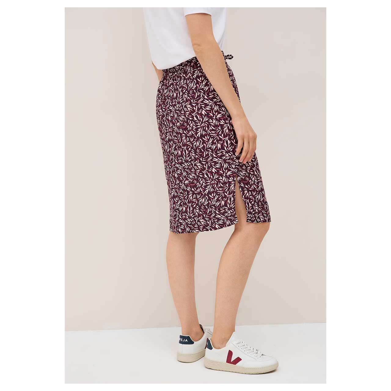 Damen Rock Chelsea Flatter Skirt von Cecil in Burgunderrot mit Print, seitliche Ansicht am Modell