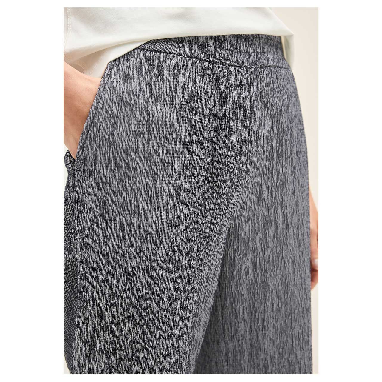 Damen Ankle Hose Neele Straight von Cecil in Dunkelblau mit Print, Detailansicht getragen