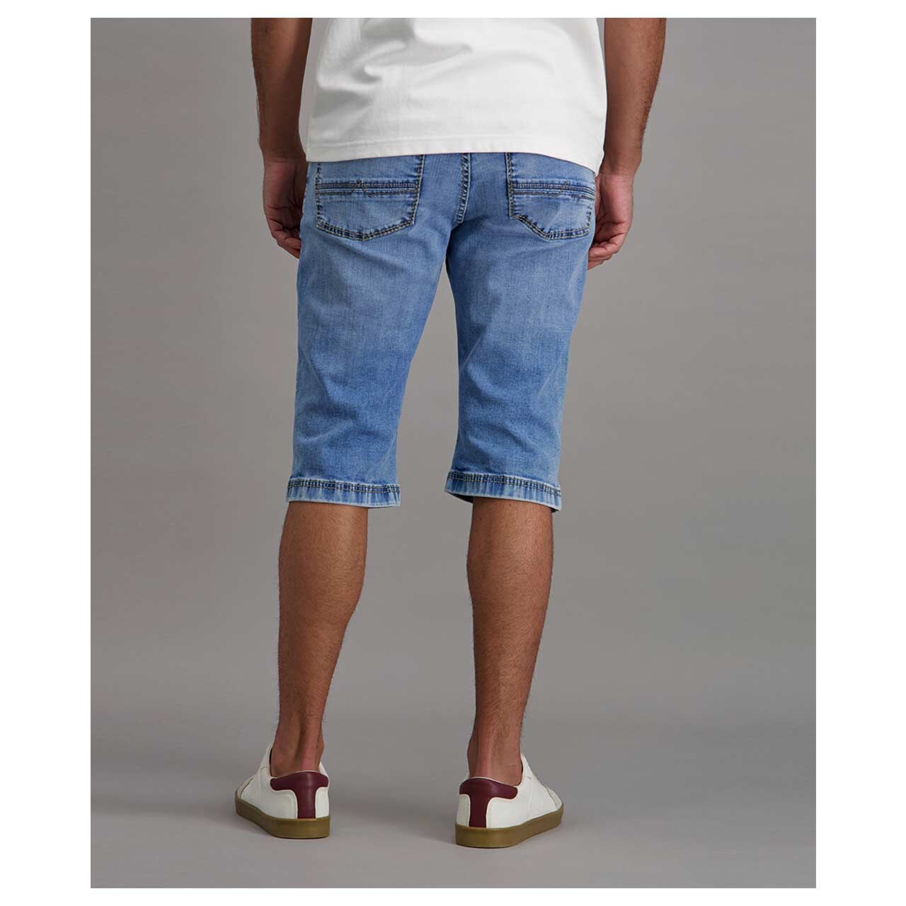 Bermuda Jeans Rouven Megaflex von Pioneer in Hellblau angewaschen, Rückansicht am Model