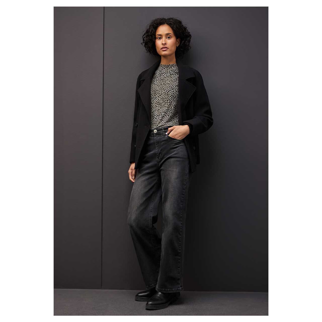 Damen Langarm Shirt Printed Mesh von Street One in Beige mit Print, Detailansicht Oberkörper am Model