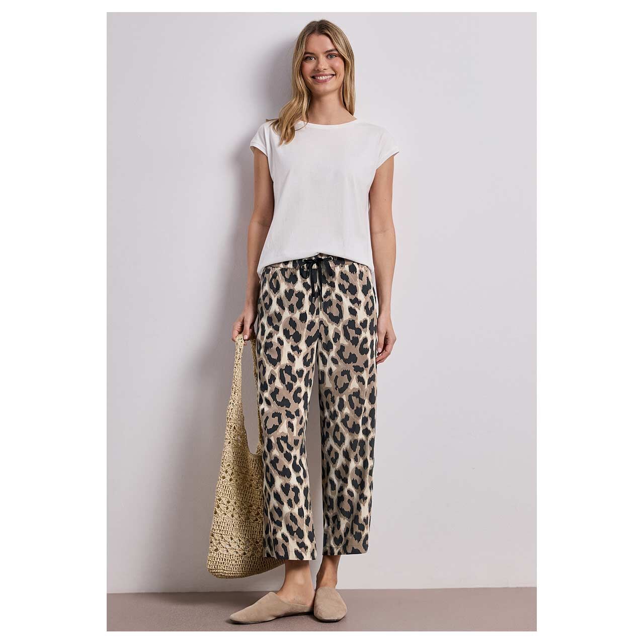 Stretch Damen 7/8 Hose Emee Wide Leg von Street One in Beige mit Print, Ganzkörperansicht am Model