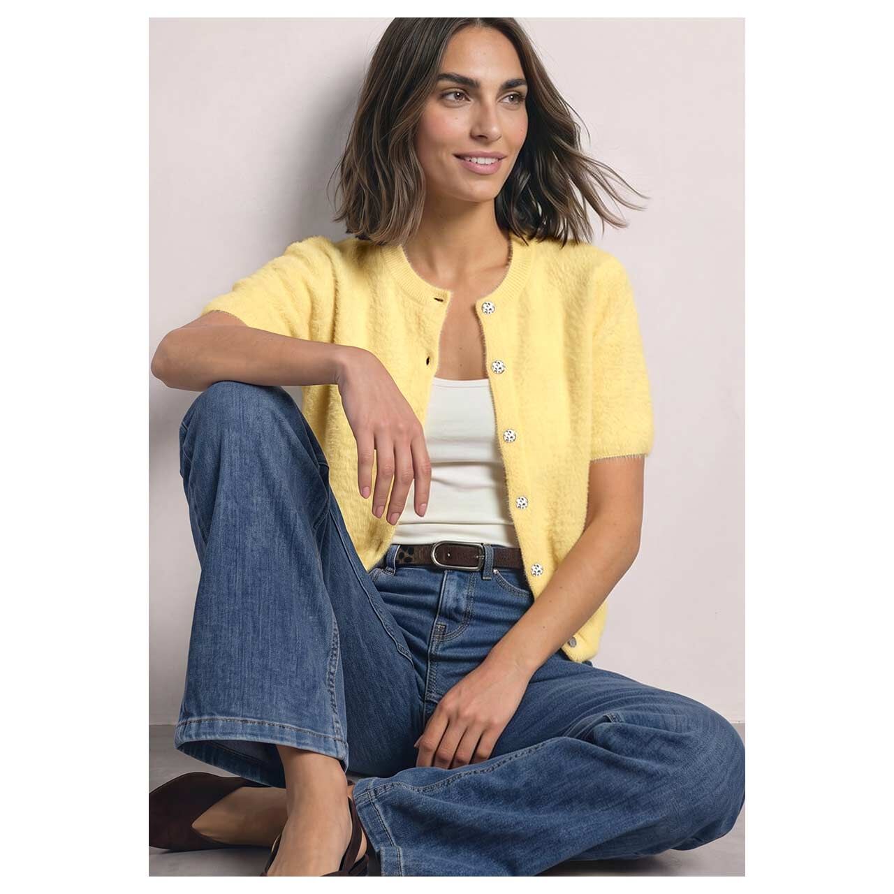 Damen Kurzarm Strickjacke Fluffy Short Sleeve Cardigan von Street One in Gelb, Vorderansicht am Model