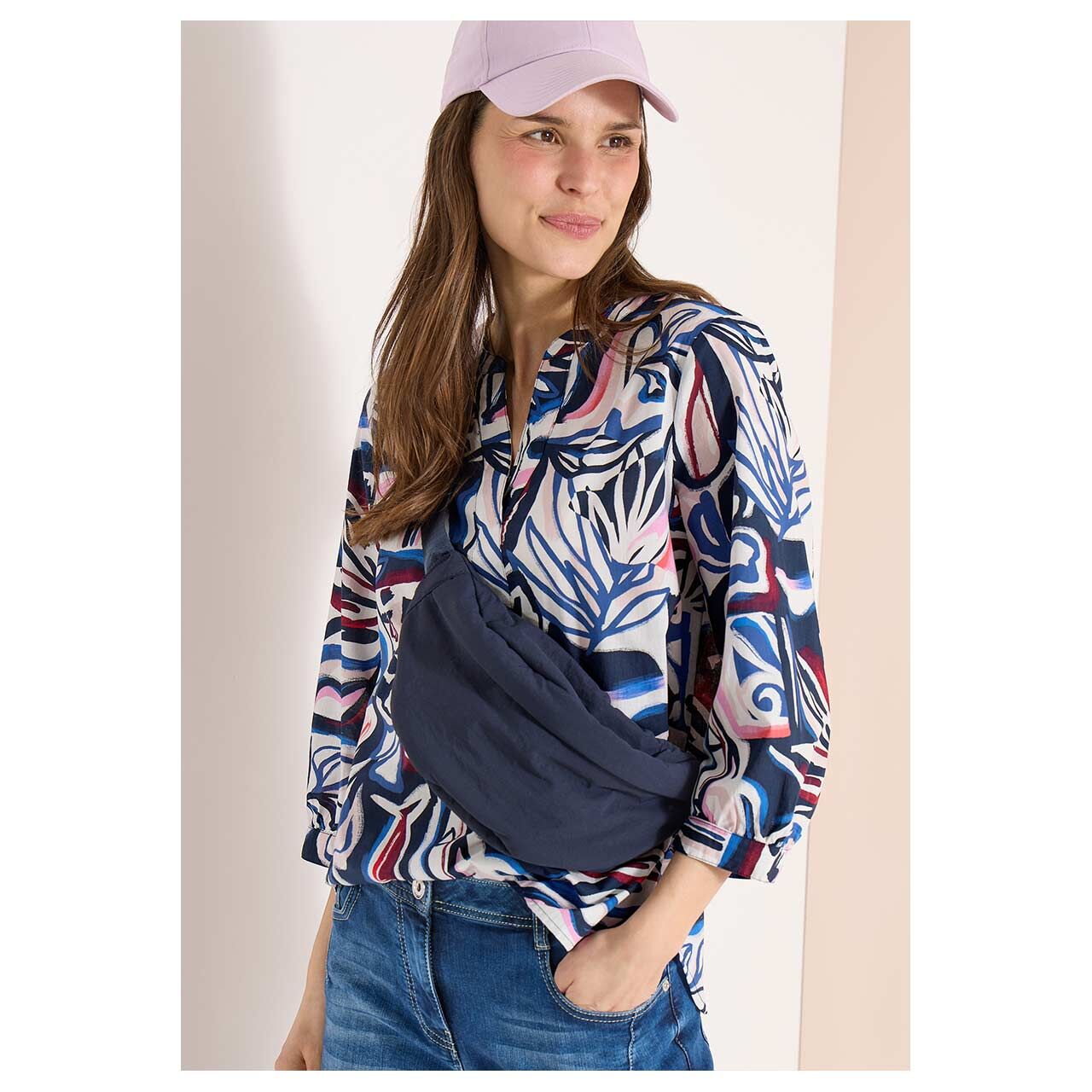 Damen 3/4 Arm Bluse Bluse Cotton Allover von Cecil in Blau mit Print, Rückenansicht am Model