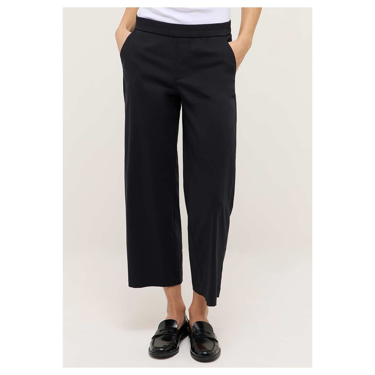 Damen Linn Jump 7/8 Baumwollhose von Angels in Schwarz, Vorderansicht am Model