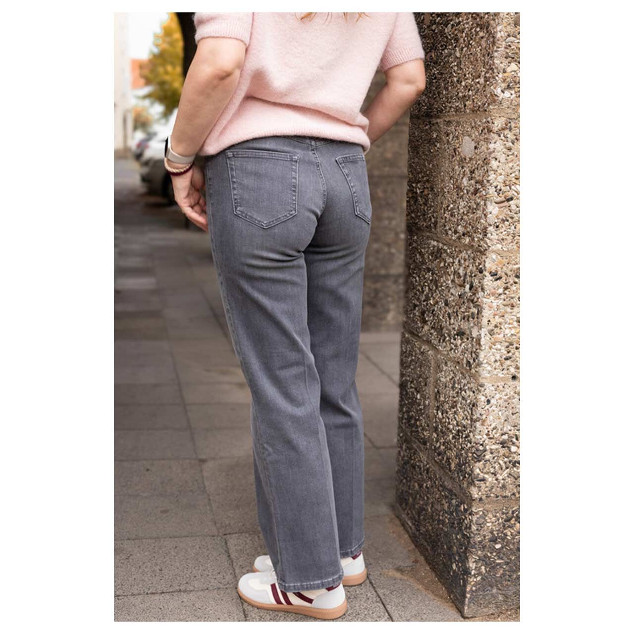 Damenjeans Judy von Blue Fire in Grau angewaschen, Rückansicht am Model