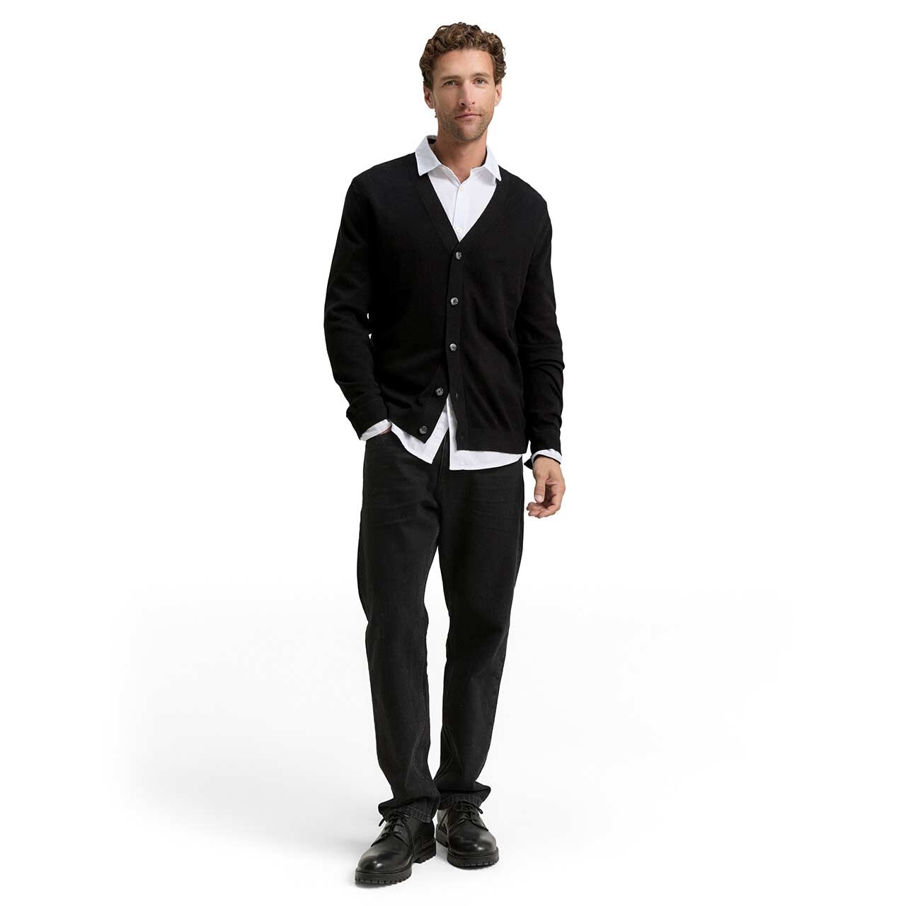 Herren Strickjacke Cashmere Cardigan von Tom Tailor in Schwarz, Ganzkörperansicht am Model