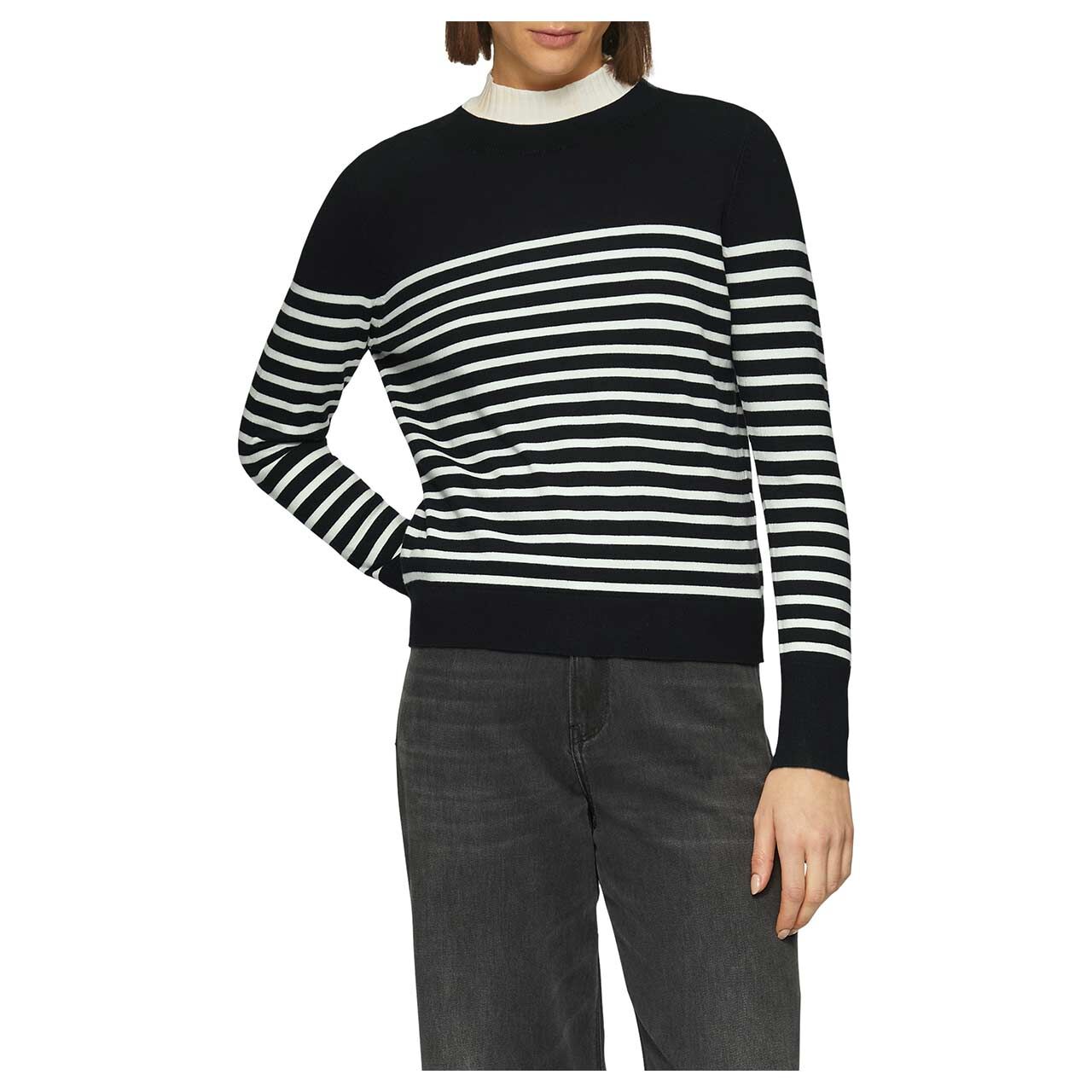 Damen Pullover von s.Oliver in Schwarz gestreift, detaillierte Vorderansicht am Model