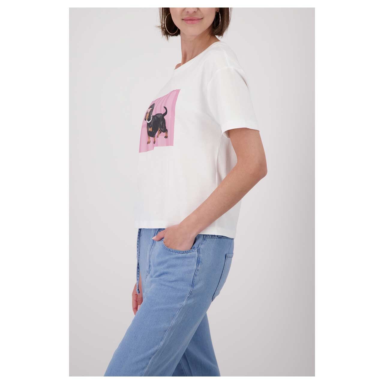 Damen T-Shirt von Monari in Weiß mit Print, leicht seitliche Ansicht am Model
