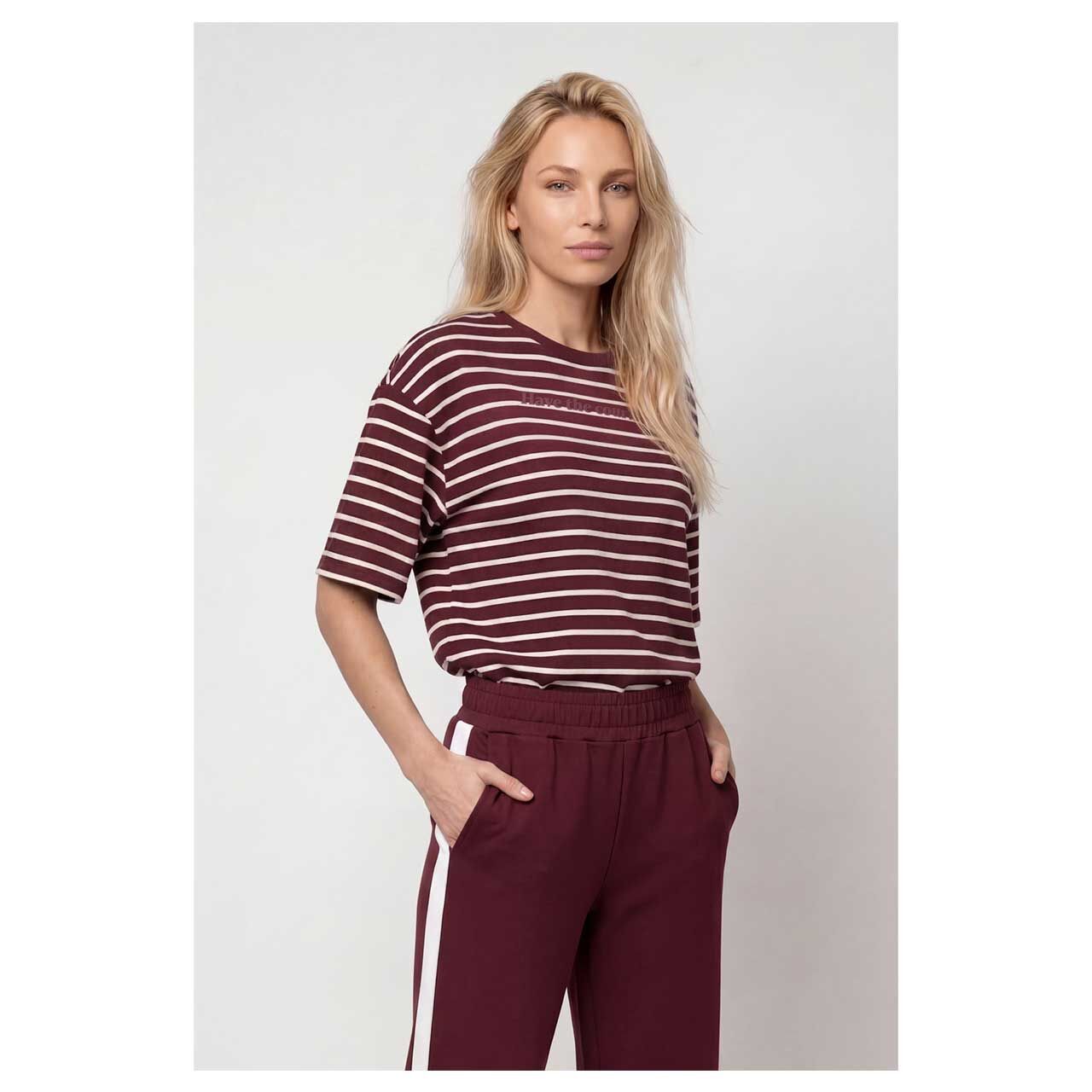 Damen T-Shirt von Monari in Lila gestreift, Vorderansicht am Model