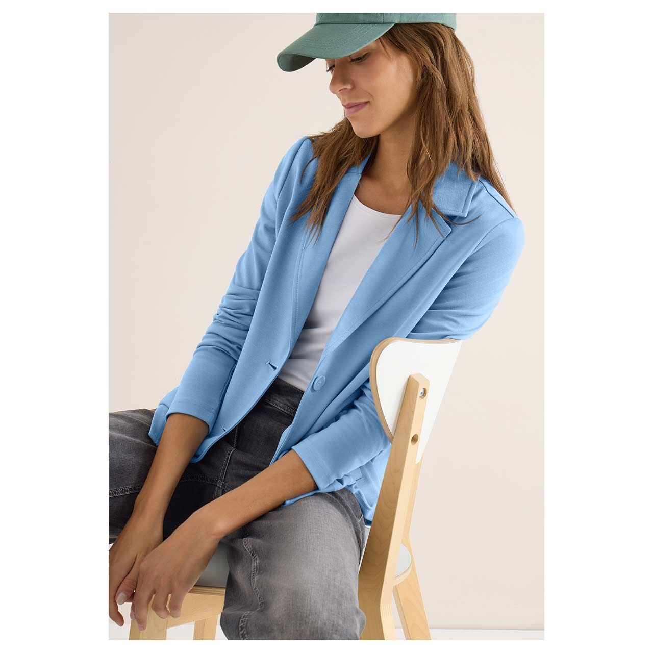 Damen Sweat Blazer Welt Pockets von Cecil in Hellblau, Vorderansicht am sitzenden Model