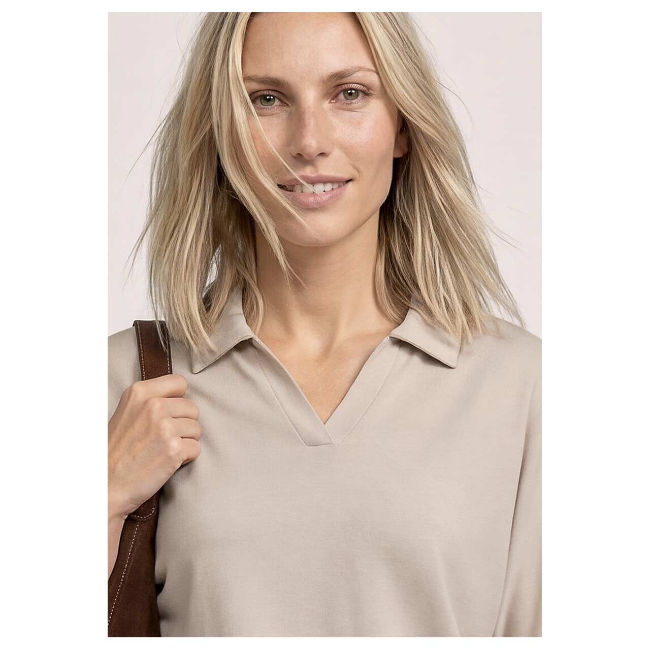 Damen T-Shirt Polo Bottom Cuff von Street One in Hellbeige, detaillierte Vorderansicht am Model