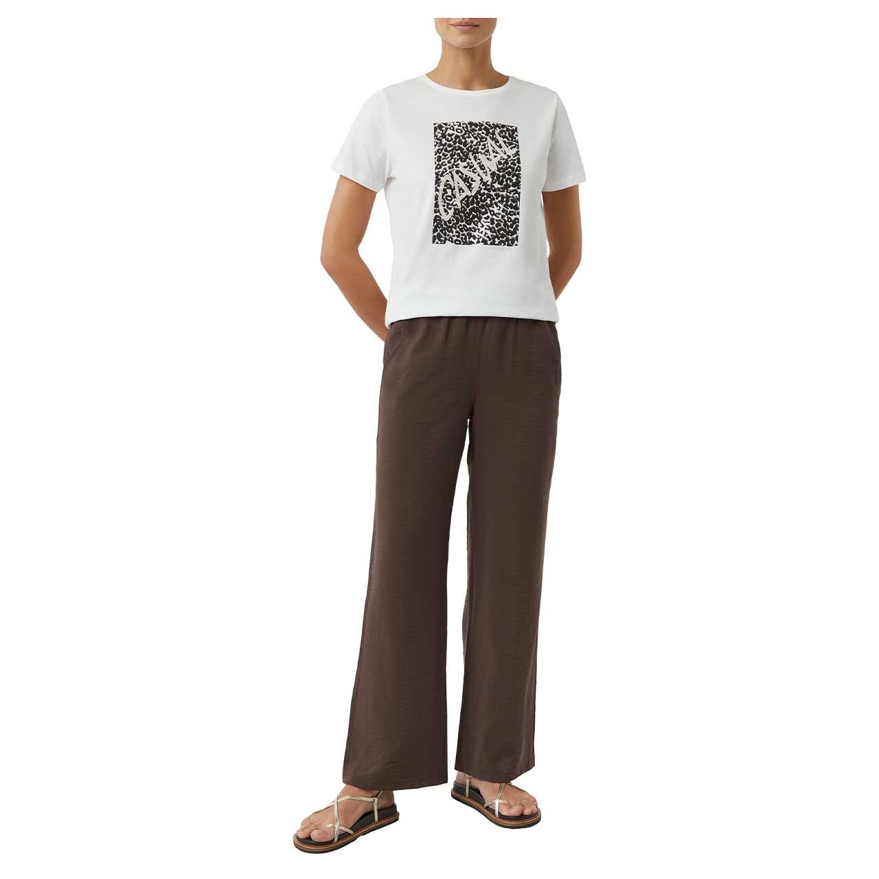 Damen T-Shirt von Comma in Weiß mit Leo-Print, Vorderseite am Modell