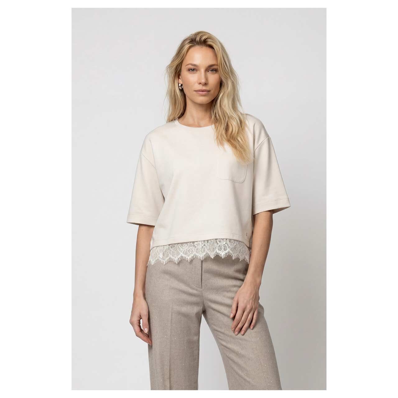 Damen Kurzarm Sweatshirt von Monari in Cremeweiß, Vorderansicht am Model