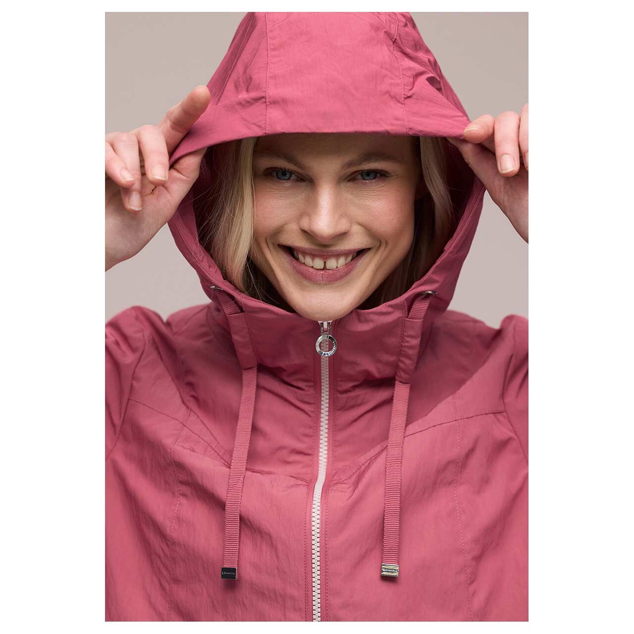 Damen Jacke Modern Windbreaker von Street One in Pink, detaillierte Vorderansicht am Model