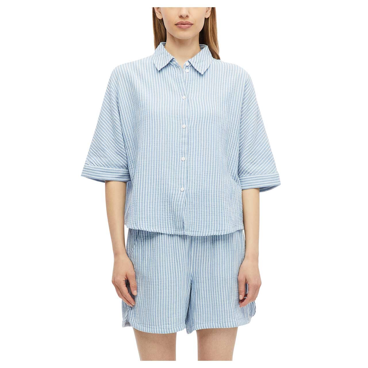 Damen Kurzarm Bluse von s.Oliver in Hellblau gestreift, geschlossene Vorderansicht am Model