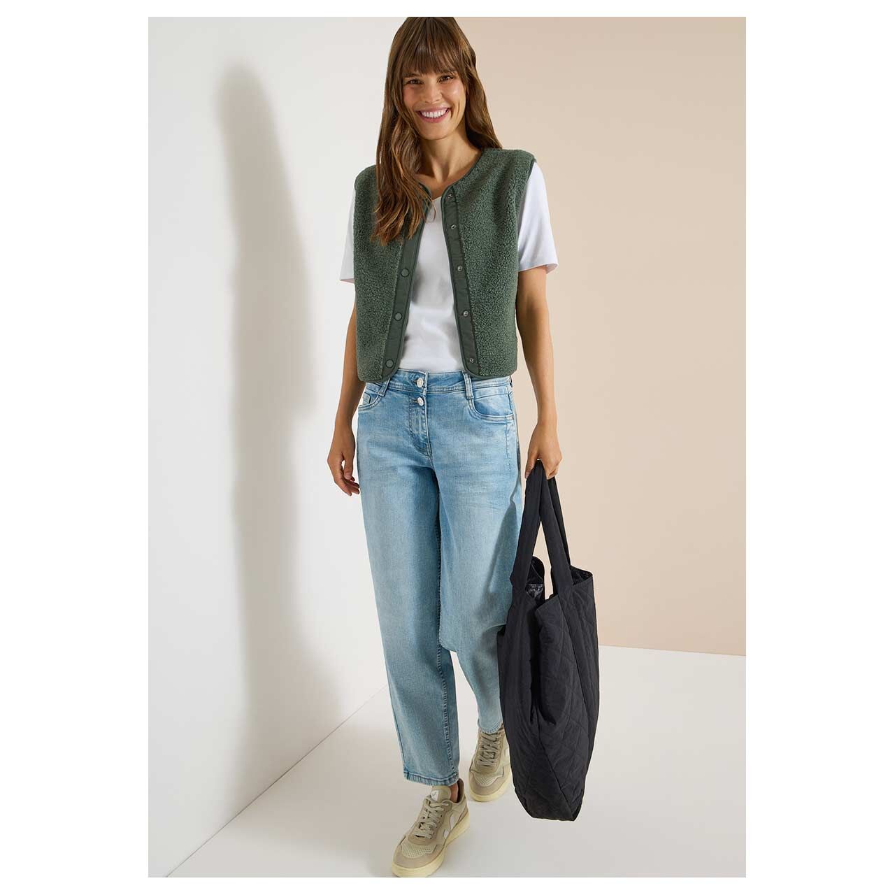 Damen Teddy Weste Solid Matmix Vest von Cecil in Dunkelgrün, Ganzkörperansicht am Model
