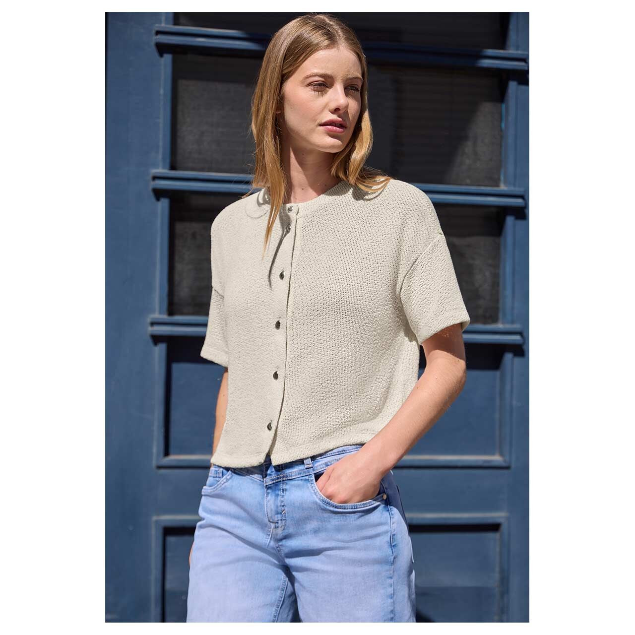 Damen Kurzarm Strickjacke Knit Look von Street One Studio in Hellbeige, Vorderansicht am Model