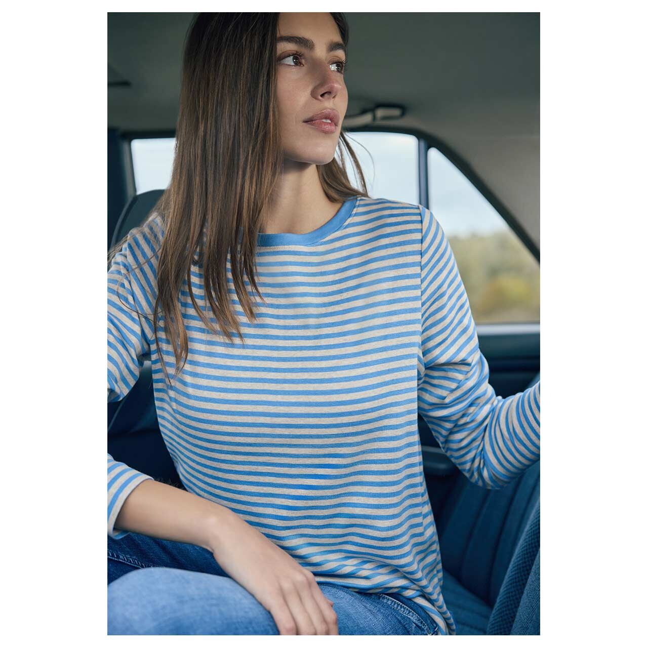 Damen Langarm Shirt Vertical Structure Boatneck von Cecil in Blau gestreift, detaillierte Vorderansicht am Model