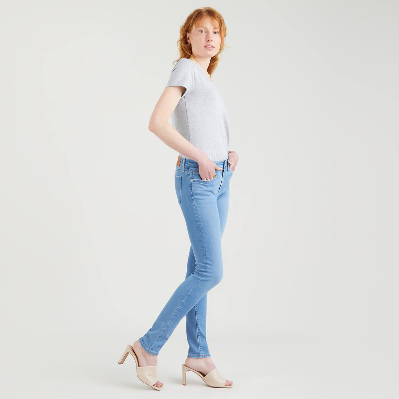 levis-jeans-711-skinny-blau-0601-model-seite Levis Jeans 711 Skinny für Damen in Hellblau angewaschen, FarbNr.: 0601