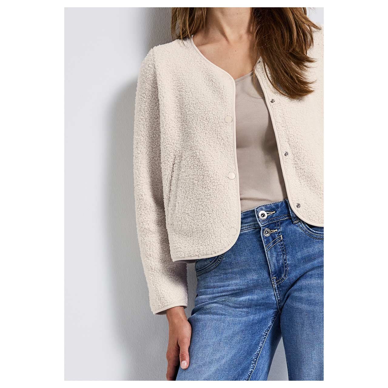 Damen Teddy Jacke Cool Jacket von Street One in Cremeweiß, Vorderansicht am Model