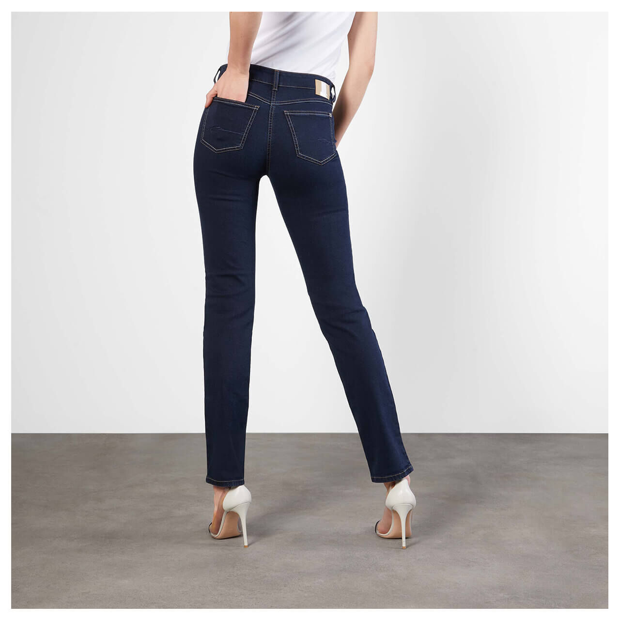 mac-angela-jeans-tinted-blue-d801-model-hinten Damenjeans Angela von MAC in Tiefdunkelblau, Rückansicht