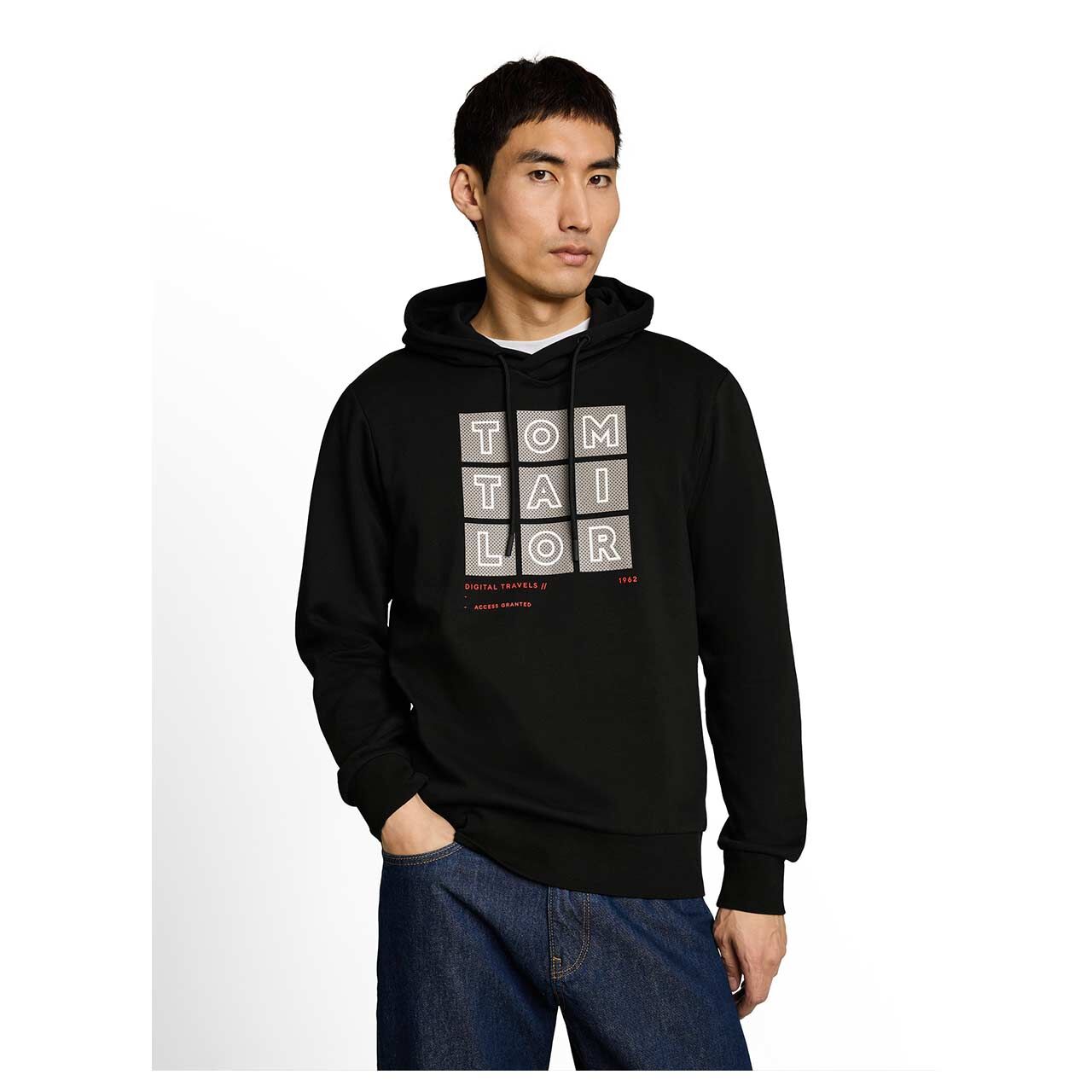 Herren Hoodie Sweatshirt von Tom Tailor in Schwarz mit Print, Vorderansicht am Model